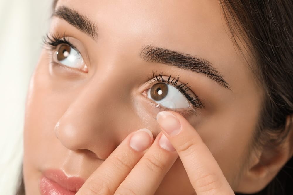 چگونه لنز را در چشم بگذاریم؟